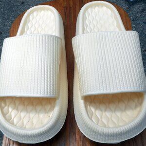 NEW Women's Cloud Soft Yellow Rubber Slip-On Sandals! Size 8